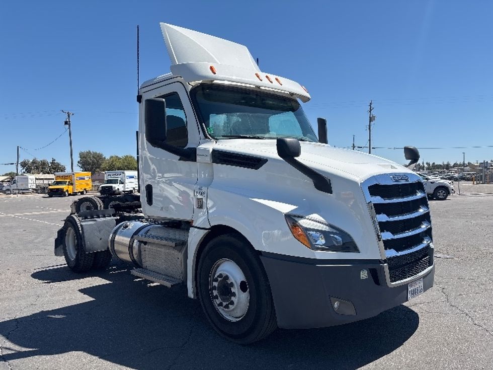 Day Cab Tractor-Heavy Duty Tractors-Freightliner-2020-T12642ST-Fresno-CA-300,446\n\t\tmiles-$ 41,000 - Image 1