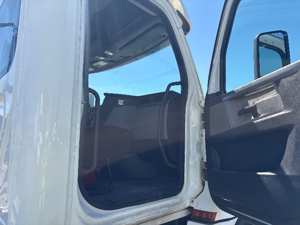 Day Cab Tractor-Heavy Duty Tractors-Freightliner-2020-T12642ST-Fresno-CA-300,446\n\t\tmiles-$ 41,000 - Image 12