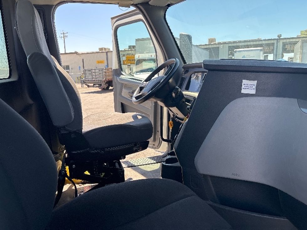 Day Cab Tractor-Heavy Duty Tractors-Freightliner-2020-T12642ST-Fresno-CA-300,446\n\t\tmiles-$ 41,000 - Image 14
