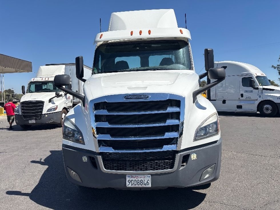 Day Cab Tractor-Heavy Duty Tractors-Freightliner-2020-T12642ST-Fresno-CA-300,446\n\t\tmiles-$ 41,000 - Image 2
