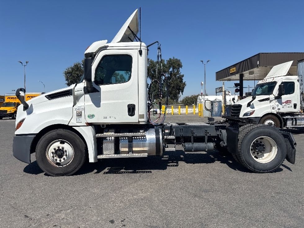Day Cab Tractor-Heavy Duty Tractors-Freightliner-2020-T12642ST-Fresno-CA-300,446\n\t\tmiles-$ 41,000 - Image 4