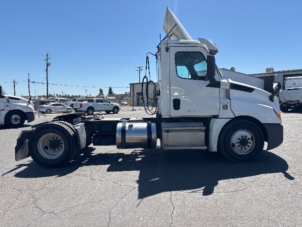Day Cab Tractor-Heavy Duty Tractors-Freightliner-2020-T12642ST-Fresno-CA-300,446\n\t\tmiles-$ 41,000 - Image 8