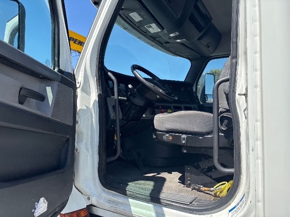 Day Cab Tractor-Heavy Duty Tractors-Freightliner-2020-T12642ST-Fresno-CA-300,446\n\t\tmiles-$ 41,000 - Image 9