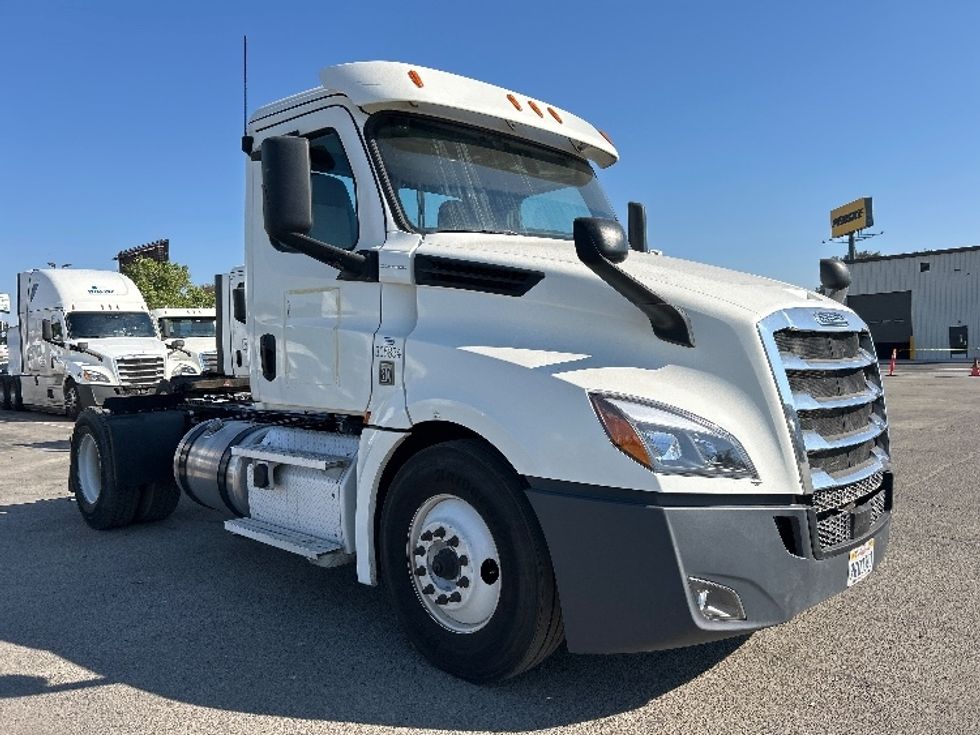Day Cab Tractor-Heavy Duty Tractors-Freightliner-2020-T12642ST-Fresno-CA-631,236\n\t\tmiles-$ 29,750 - Image 1