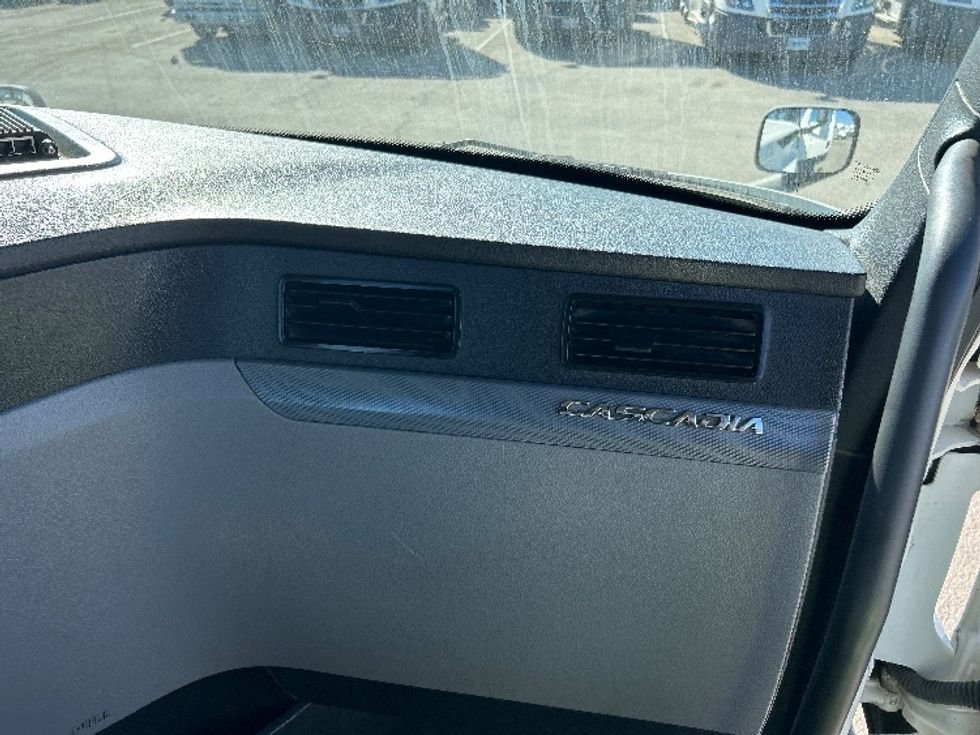 Day Cab Tractor-Heavy Duty Tractors-Freightliner-2020-T12642ST-Fresno-CA-631,236\n\t\tmiles-$ 29,750 - Image 13