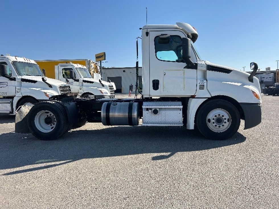 Day Cab Tractor-Heavy Duty Tractors-Freightliner-2020-T12642ST-Fresno-CA-631,236\n\t\tmiles-$ 29,750 - Image 8