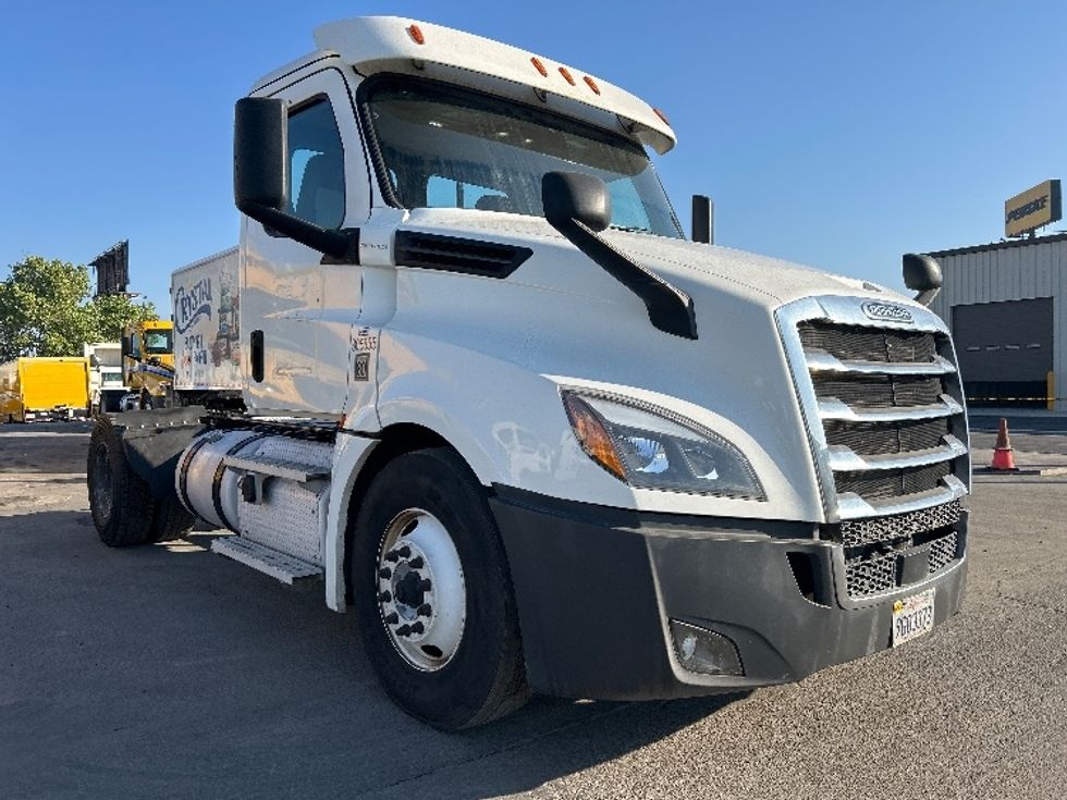 Day Cab Tractor-Heavy Duty Tractors-Freightliner-2020-T12642ST-Fresno-CA-682,703\n\t\tmiles-$ 29,750 - Image 1