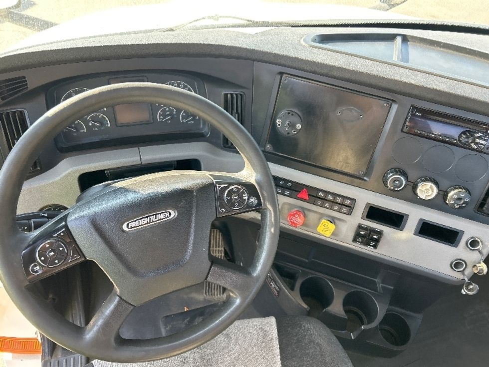 Day Cab Tractor-Heavy Duty Tractors-Freightliner-2020-T12642ST-Fresno-CA-682,703\n\t\tmiles-$ 29,750 - Image 11