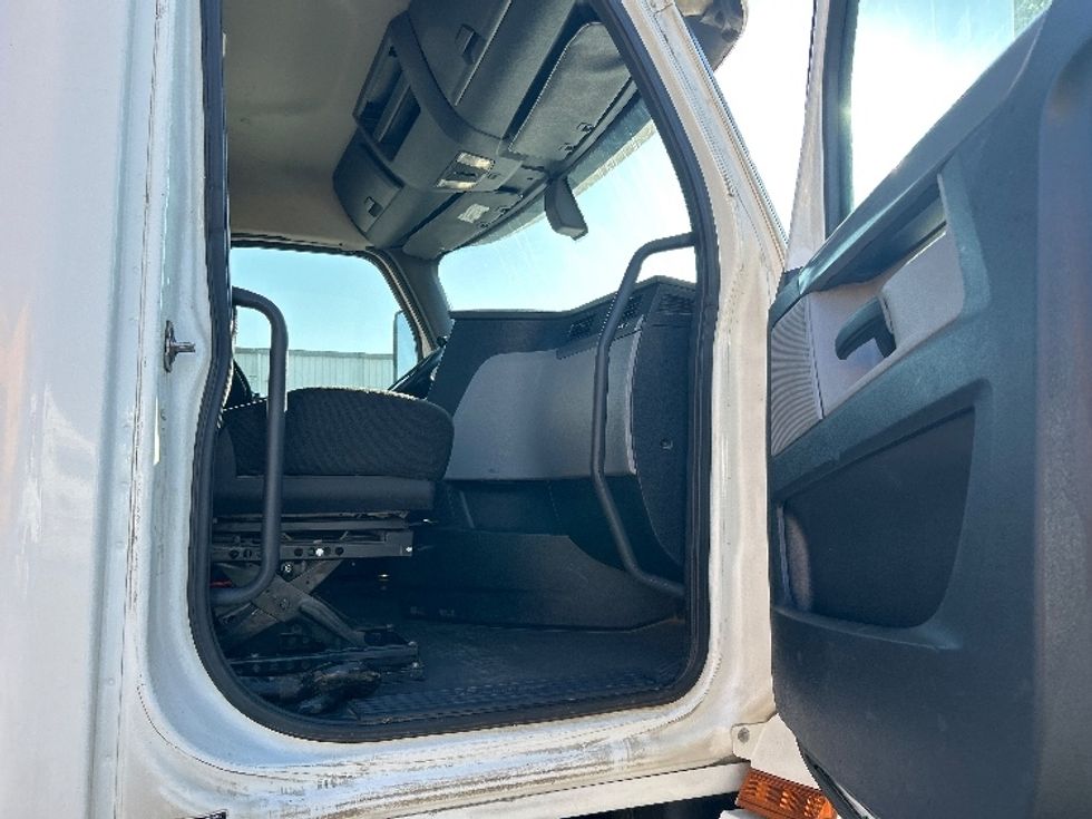 Day Cab Tractor-Heavy Duty Tractors-Freightliner-2020-T12642ST-Fresno-CA-682,703\n\t\tmiles-$ 29,750 - Image 12