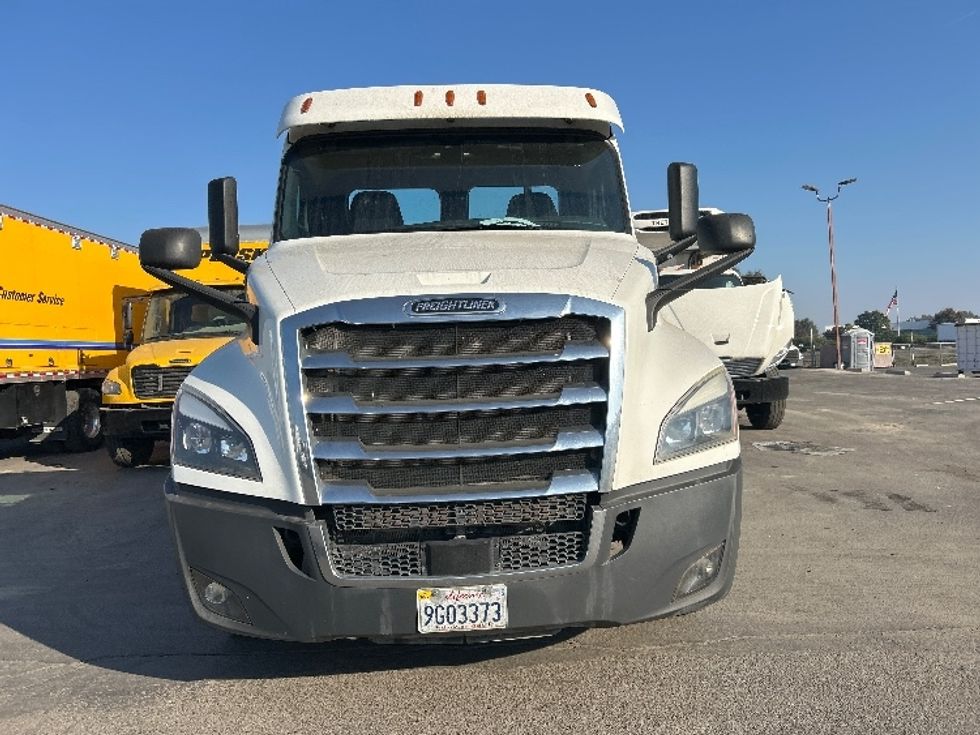 Day Cab Tractor-Heavy Duty Tractors-Freightliner-2020-T12642ST-Fresno-CA-682,703\n\t\tmiles-$ 29,750 - Image 2