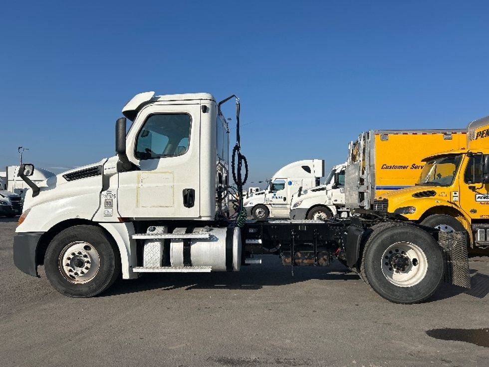 Day Cab Tractor-Heavy Duty Tractors-Freightliner-2020-T12642ST-Fresno-CA-682,703\n\t\tmiles-$ 29,750 - Image 4