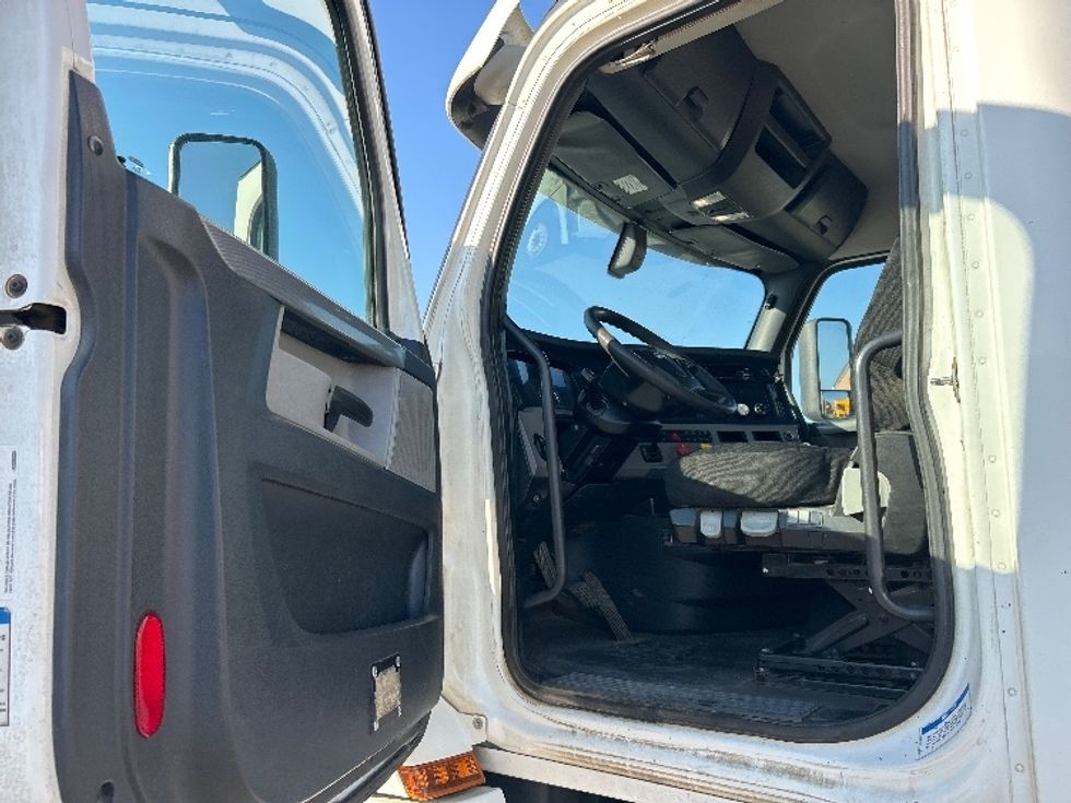 Day Cab Tractor-Heavy Duty Tractors-Freightliner-2020-T12642ST-Fresno-CA-682,703\n\t\tmiles-$ 29,750 - Image 9