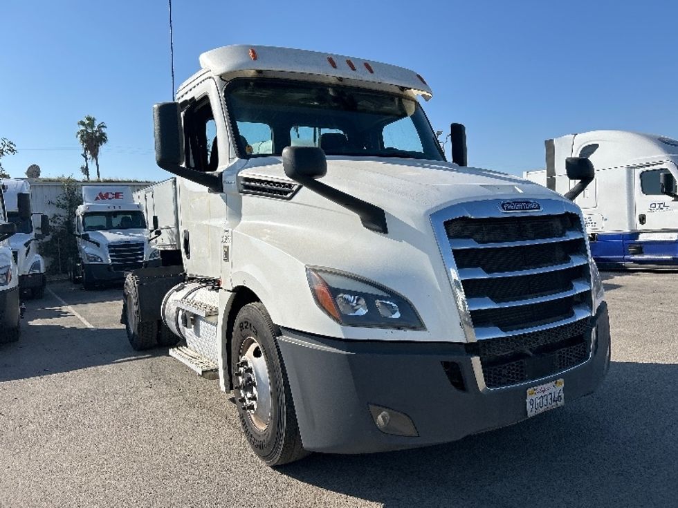 Day Cab Tractor-Heavy Duty Tractors-Freightliner-2020-T12642ST-Fresno-CA-690,456\n\t\tmiles-$ 29,750 - Image 1
