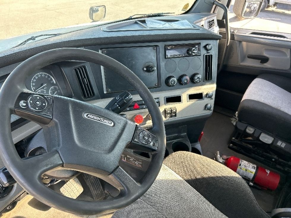 Day Cab Tractor-Heavy Duty Tractors-Freightliner-2020-T12642ST-Fresno-CA-690,456\n\t\tmiles-$ 29,750 - Image 10