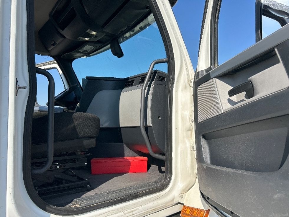 Day Cab Tractor-Heavy Duty Tractors-Freightliner-2020-T12642ST-Fresno-CA-690,456\n\t\tmiles-$ 29,750 - Image 12