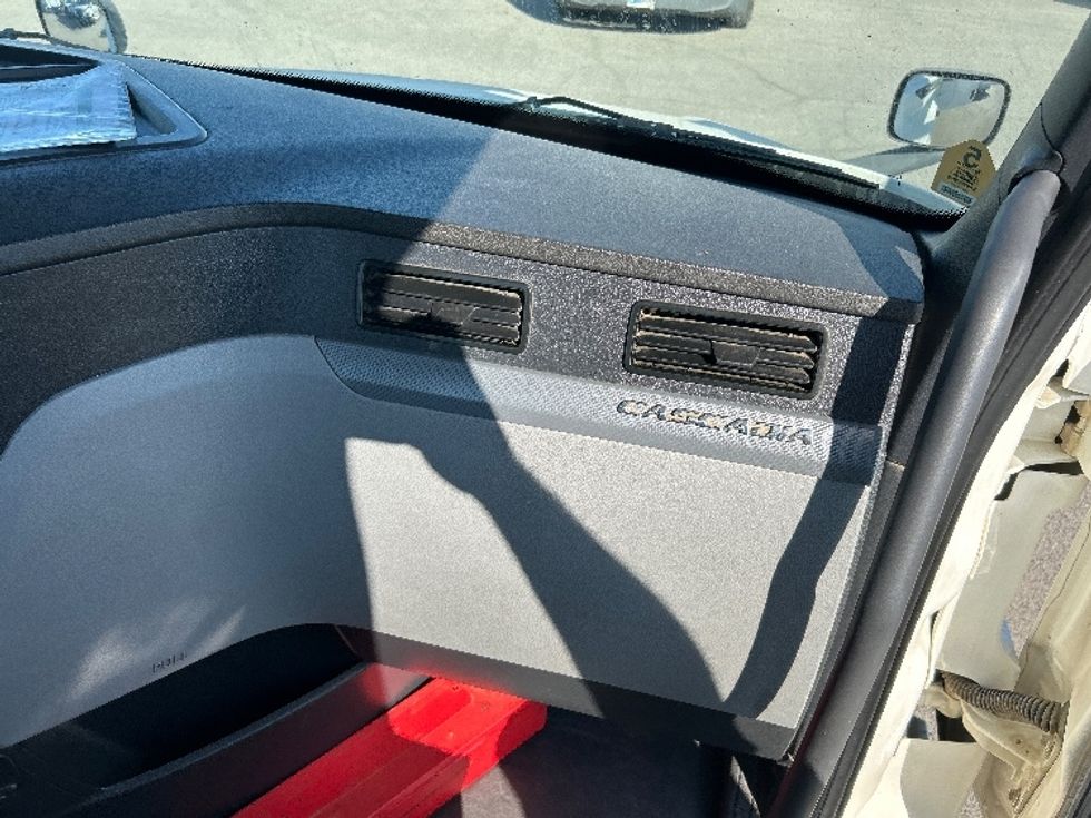 Day Cab Tractor-Heavy Duty Tractors-Freightliner-2020-T12642ST-Fresno-CA-690,456\n\t\tmiles-$ 29,750 - Image 13