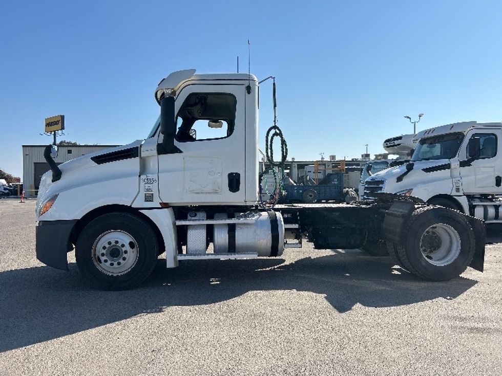 Day Cab Tractor-Heavy Duty Tractors-Freightliner-2020-T12642ST-Fresno-CA-690,456\n\t\tmiles-$ 29,750 - Image 4
