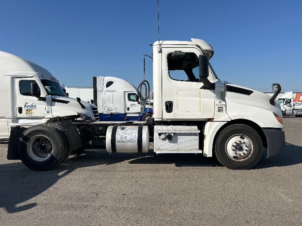 Day Cab Tractor-Heavy Duty Tractors-Freightliner-2020-T12642ST-Fresno-CA-690,456\n\t\tmiles-$ 29,750 - Image 8