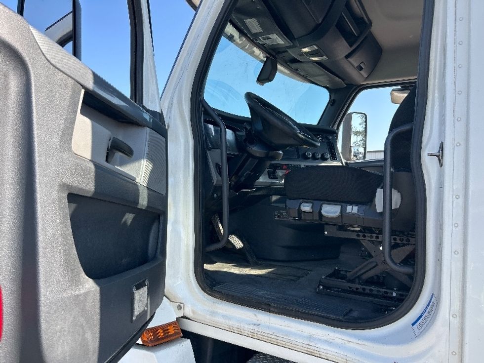 Day Cab Tractor-Heavy Duty Tractors-Freightliner-2020-T12642ST-Fresno-CA-690,456\n\t\tmiles-$ 29,750 - Image 9
