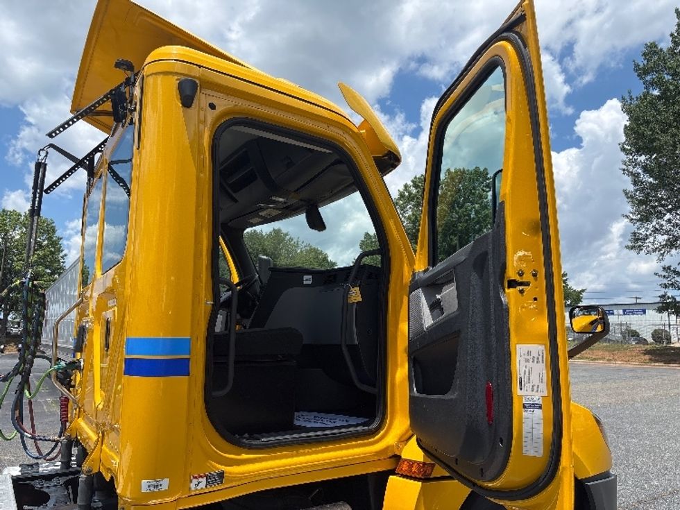 Day Cab Tractor-Heavy Duty Tractors-Freightliner-2020-T12642ST-Gainesville-GA-251,596\n\t\tmiles-$ 46,750 - Image 12