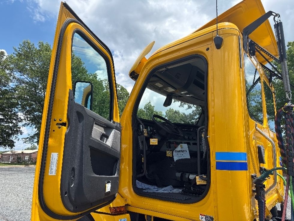 Day Cab Tractor-Heavy Duty Tractors-Freightliner-2020-T12642ST-Gainesville-GA-251,596\n\t\tmiles-$ 46,750 - Image 9