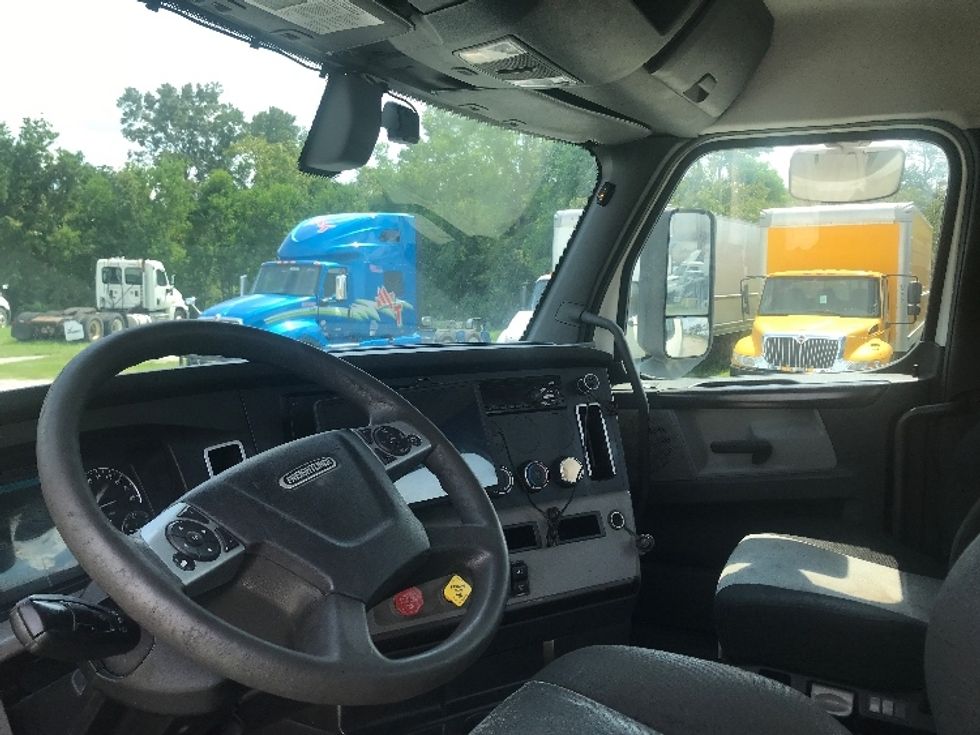 2020 Freightliner Cascadia 126" Day cab photo 10