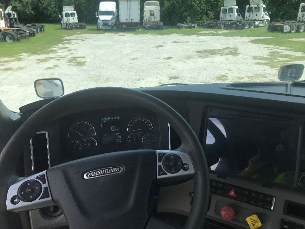 2020 Freightliner Cascadia 126" Day cab photo 11
