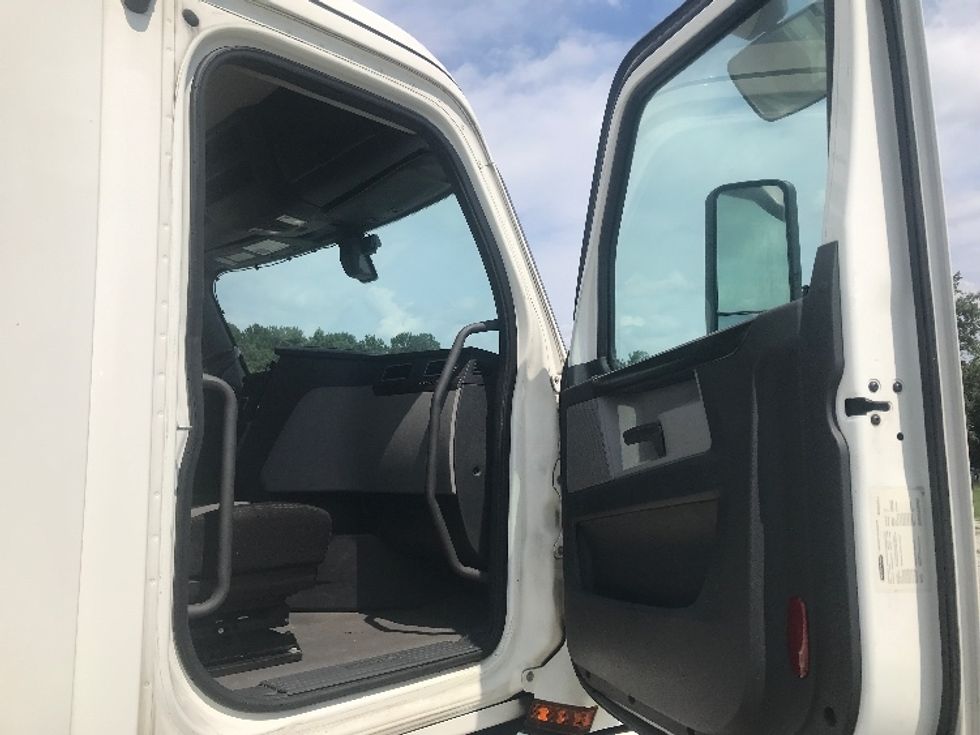 2020 Freightliner Cascadia 126" Day cab photo 12