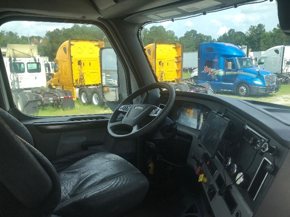 2020 Freightliner Cascadia 126" Day cab photo 14