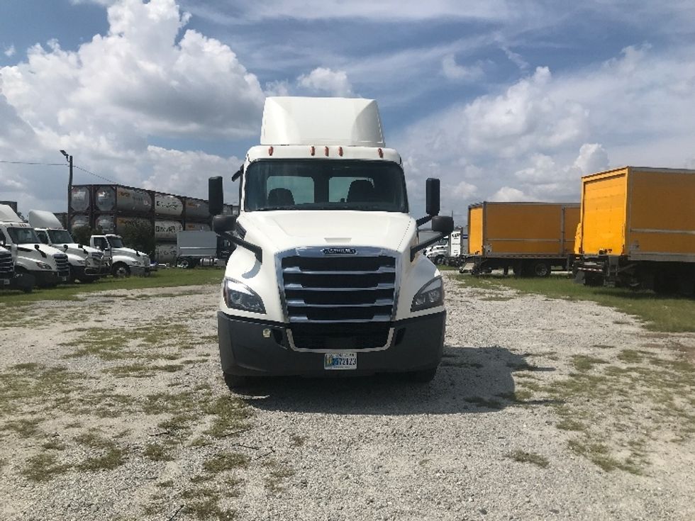 2020 Freightliner Cascadia 126" Day cab photo 2