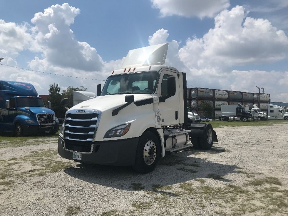 2020 Freightliner Cascadia 126" Day cab photo 3