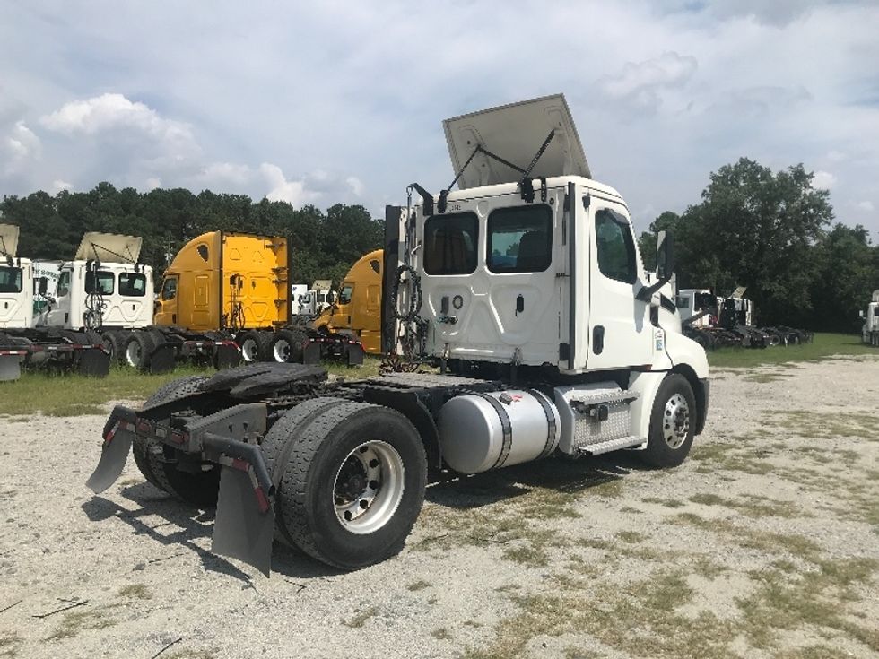 2020 Freightliner Cascadia 126" Day cab photo 7