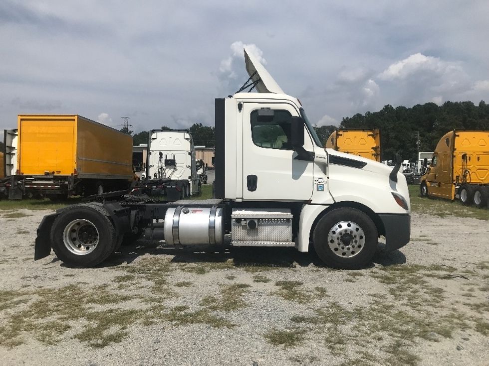 2020 Freightliner Cascadia 126" Day cab photo 8