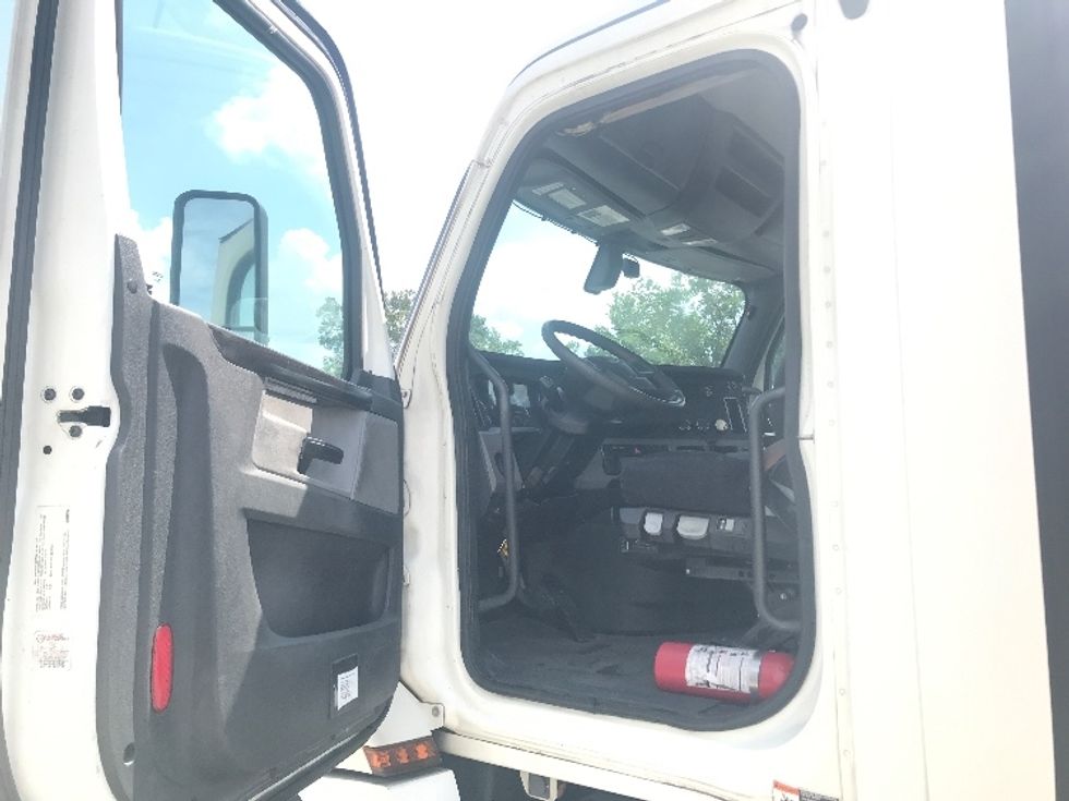 2020 Freightliner Cascadia 126" Day cab photo 9