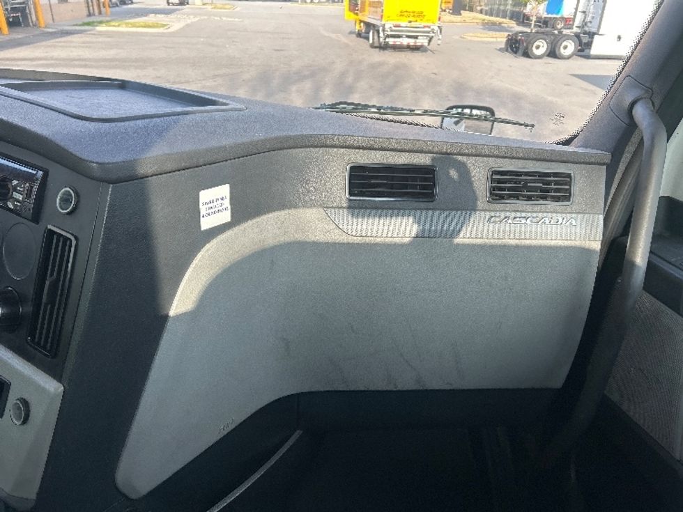 Day Cab Tractor-Heavy Duty Tractors-Freightliner-2020-T12642ST-Greensboro-NC-637,599\n\t\tmiles-$ 20,500 - Image 12