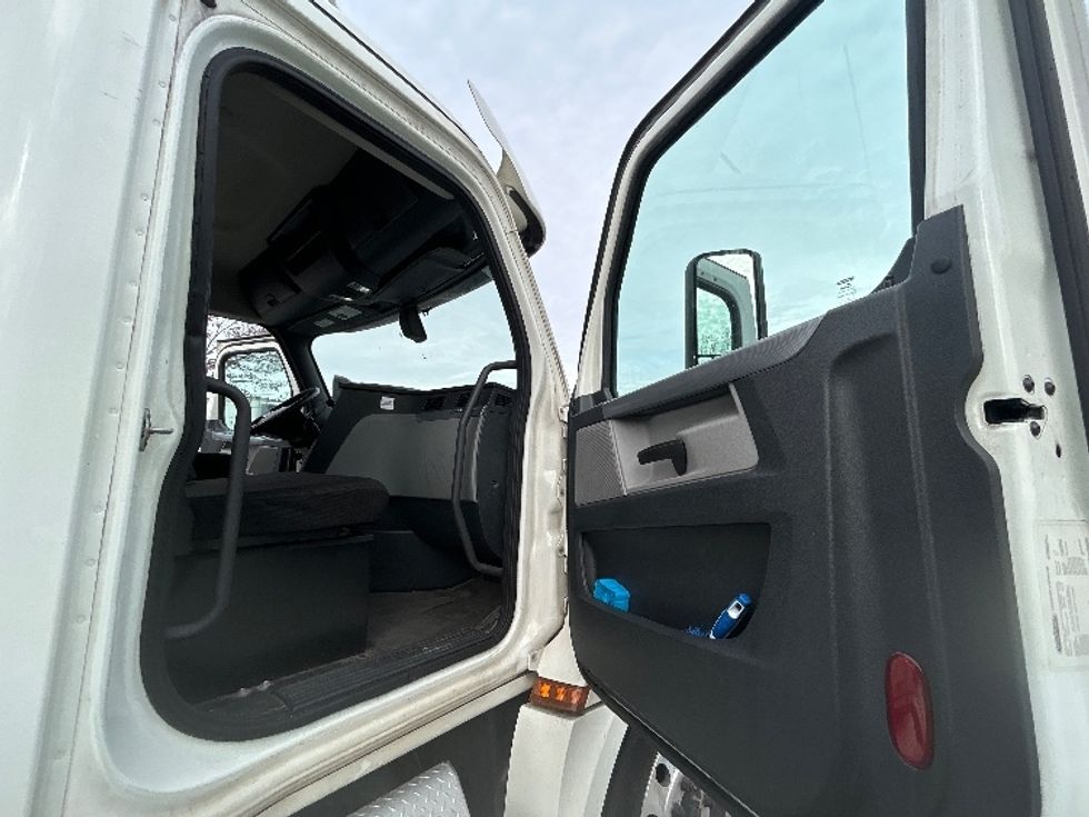 Day Cab Tractor-Heavy Duty Tractors-Freightliner-2020-T12642ST-Greensboro-NC-649,281\n\t\tmiles-$ 25,500 - Image 12