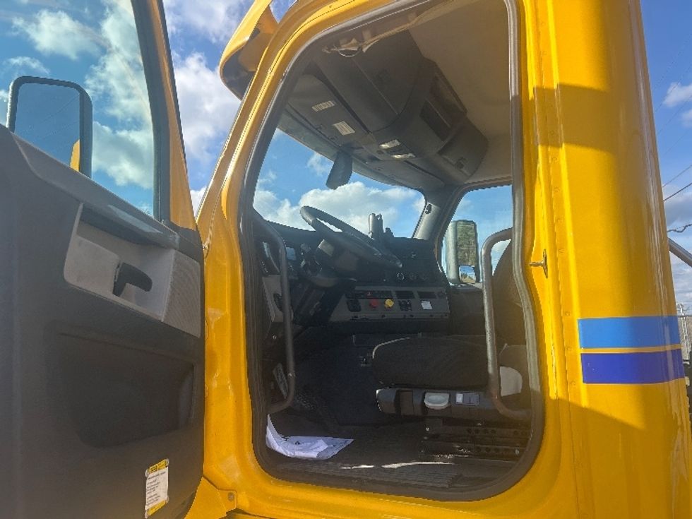 Day Cab Tractor-Heavy Duty Tractors-Freightliner-2020-T12642ST-Gulfport-MS-272,648\n\t\tmiles-$ 44,750 - Image 9