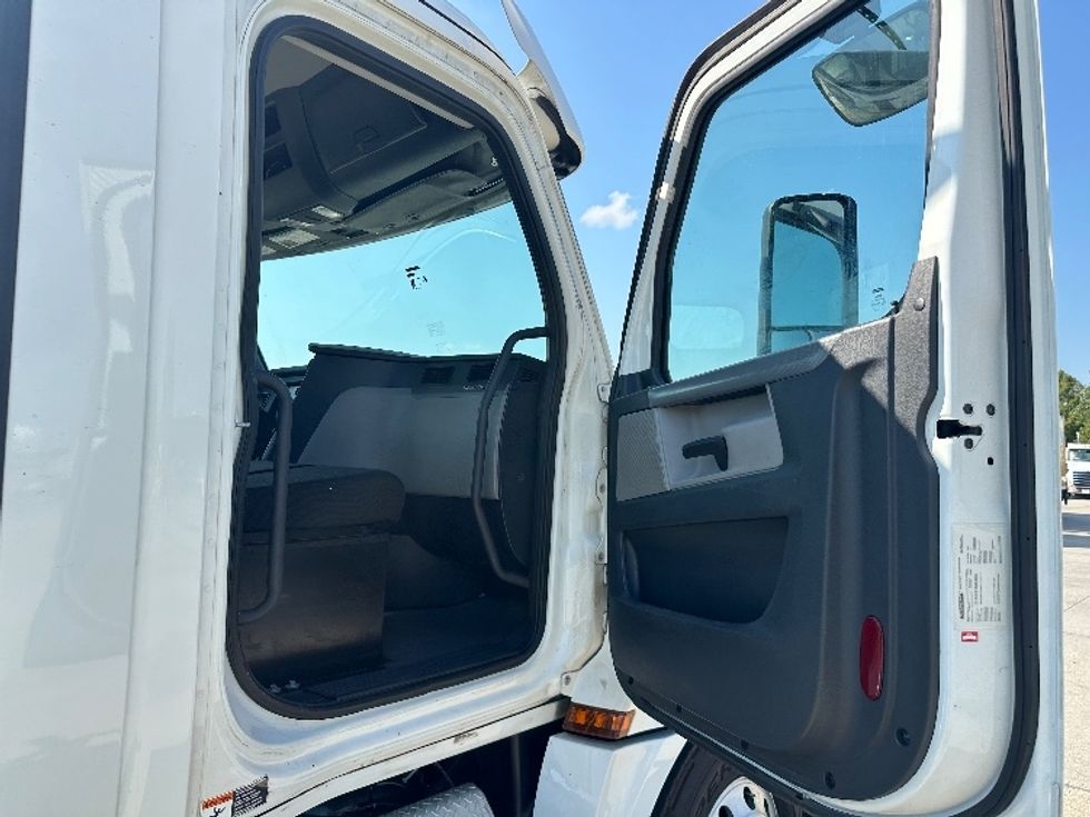 Day Cab Tractor-Heavy Duty Tractors-Freightliner-2020-T12642ST-Hammond-LA-362,749\n\t\tmiles-$ 47,250 - Image 12