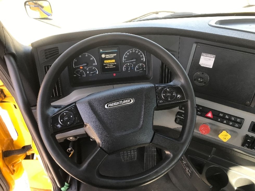 Day Cab Tractor-Heavy Duty Tractors-Freightliner-2020-T12642ST-Harrisburg-PA-250,947\n\t\tmiles-$ 42,250 - Image 11