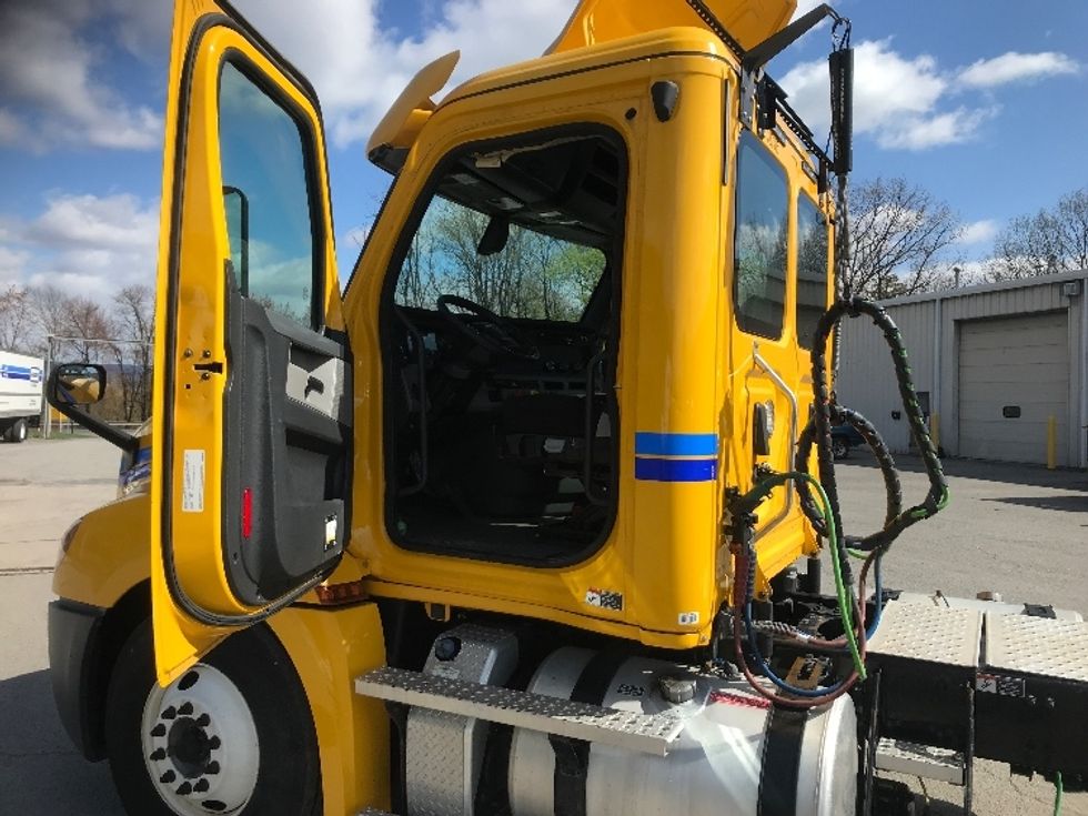 Day Cab Tractor-Heavy Duty Tractors-Freightliner-2020-T12642ST-Harrisburg-PA-250,947\n\t\tmiles-$ 42,250 - Image 9