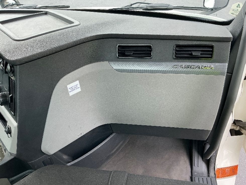 Day Cab Tractor-Heavy Duty Tractors-Freightliner-2020-T12642ST-Harrisburg-PA-262,001\n\t\tmiles-$ 43,500 - Image 13