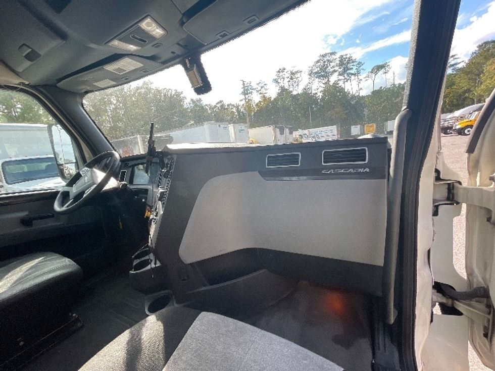 Day Cab Tractor-Heavy Duty Tractors-Freightliner-2020-T12642ST-Jacksonville-FL-533,773\n\t\tmiles-$ 33,250 - Image 13