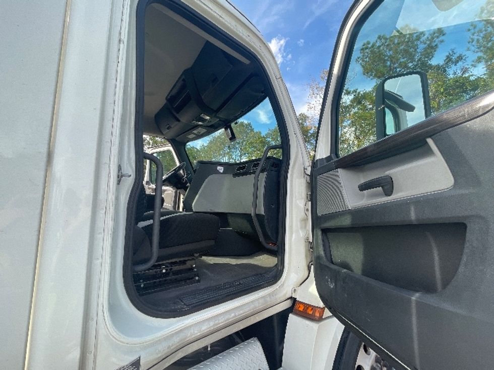 Day Cab Tractor-Heavy Duty Tractors-Freightliner-2020-T12642ST-Jacksonville-FL-586,036\n\t\tmiles-$ 29,000 - Image 12