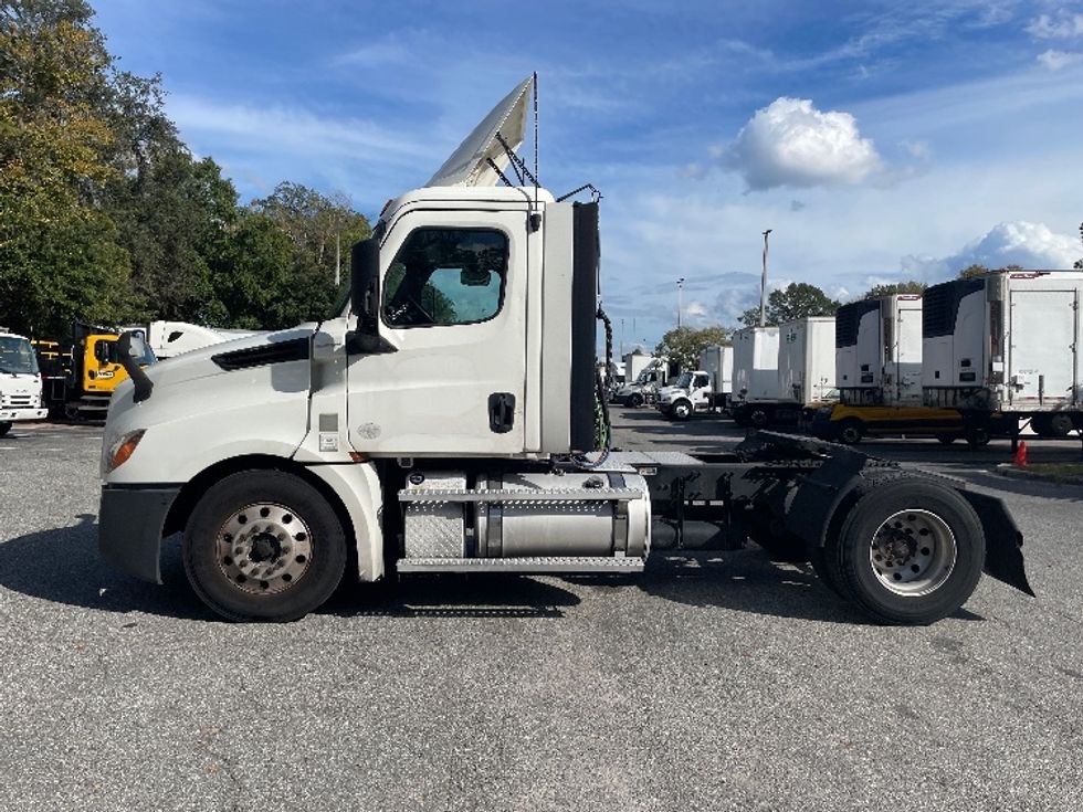 Day Cab Tractor-Heavy Duty Tractors-Freightliner-2020-T12642ST-Jacksonville-FL-586,036\n\t\tmiles-$ 29,000 - Image 4