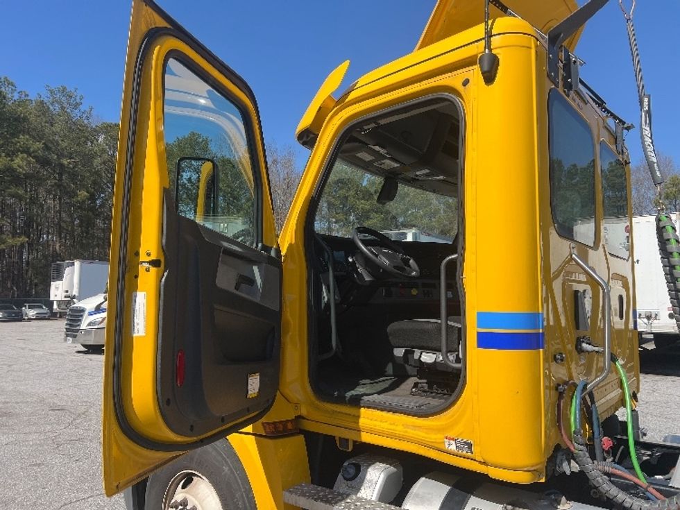 Day Cab Tractor-Heavy Duty Tractors-Freightliner-2020-T12642ST-Jonesboro-GA-138,211\n\t\tmiles-$ 60,250 - Image 9