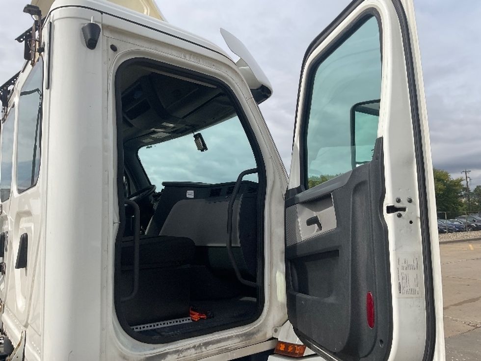 Day Cab Tractor-Heavy Duty Tractors-Freightliner-2020-T12642ST-Lansing-MI-322,887\n\t\tmiles-$ 45,250 - Image 12