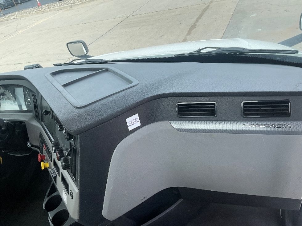 Day Cab Tractor-Heavy Duty Tractors-Freightliner-2020-T12642ST-Lansing-MI-322,887\n\t\tmiles-$ 45,250 - Image 13