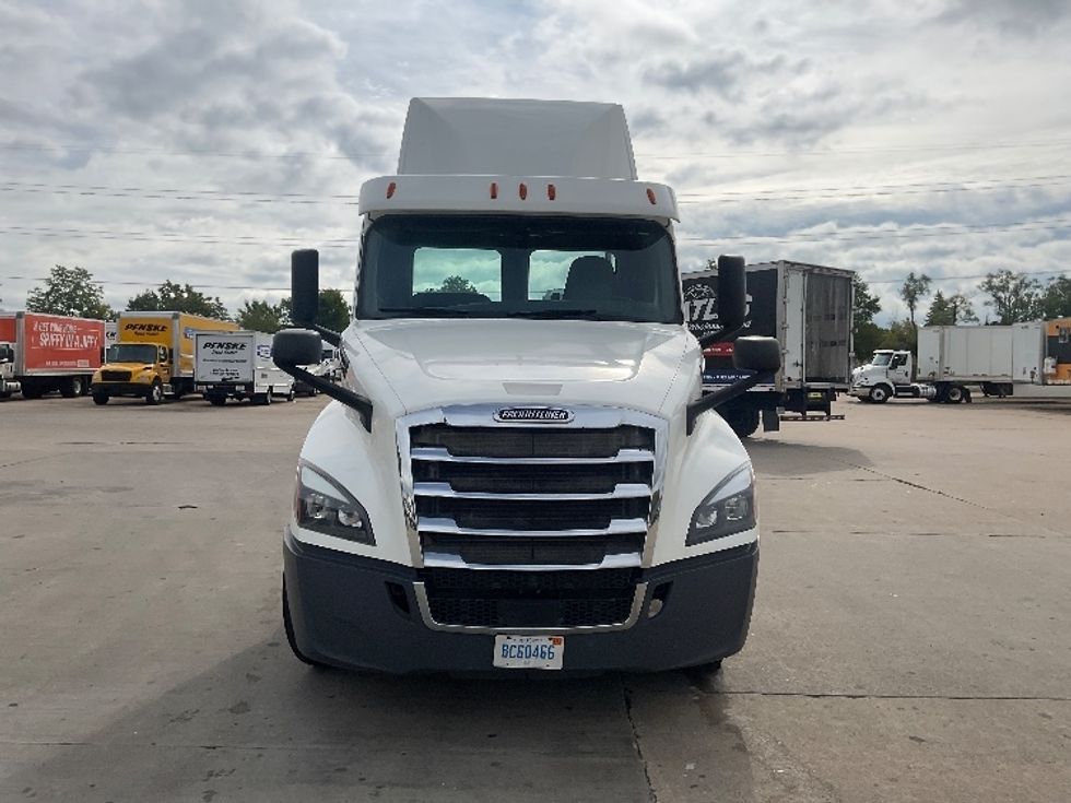 Day Cab Tractor-Heavy Duty Tractors-Freightliner-2020-T12642ST-Lansing-MI-322,887\n\t\tmiles-$ 45,250 - Image 2