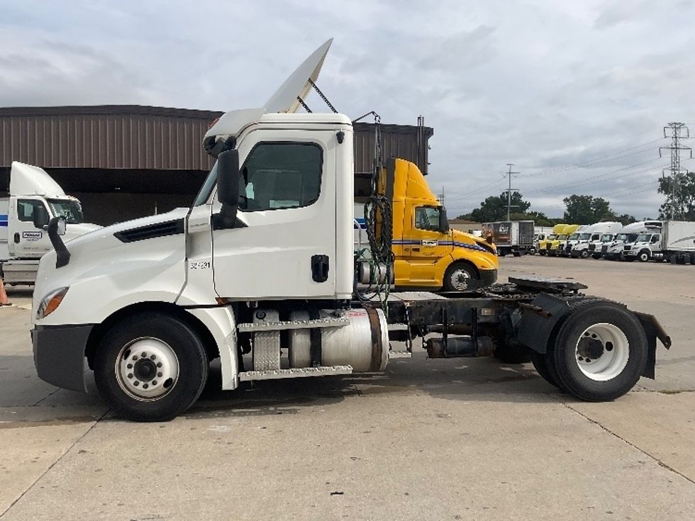 Day Cab Tractor-Heavy Duty Tractors-Freightliner-2020-T12642ST-Lansing-MI-322,887\n\t\tmiles-$ 45,250 - Image 4
