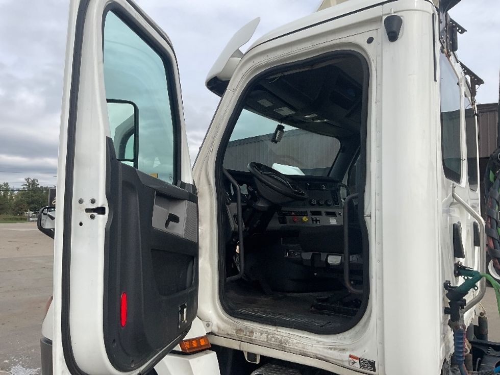 Day Cab Tractor-Heavy Duty Tractors-Freightliner-2020-T12642ST-Lansing-MI-322,887\n\t\tmiles-$ 45,250 - Image 9
